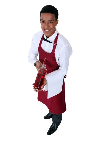 Servitören serverar en flaska rosévin — Stockfoto