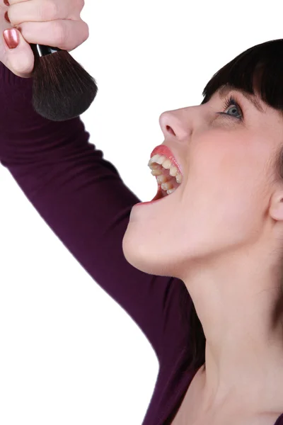 블러셔 브러쉬에 노래 하는 여자 — 스톡 사진