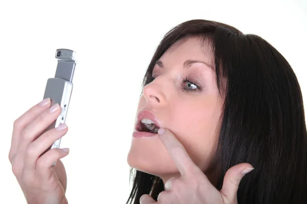 Mulheres olhando para a tela do telefone móvel — Fotografia de Stock
