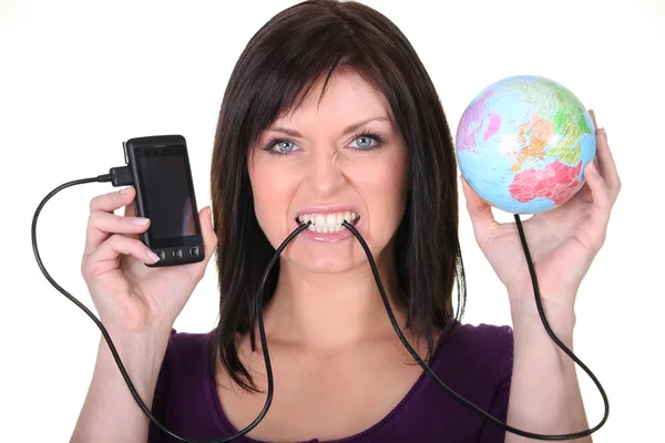 Frau frustriert über ihr Handy, das in einen Globus gesteckt ist — Stockfoto
