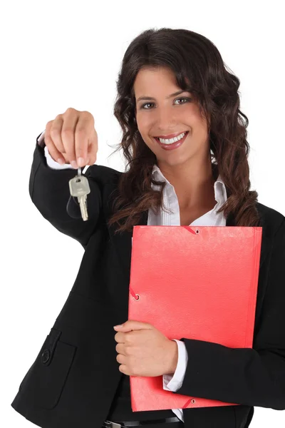 Agente immobiliare donna con chiavi e cartellina — Foto Stock