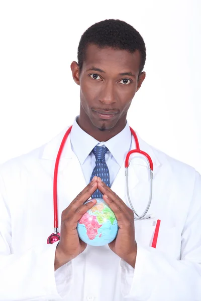 Medico tenendo globo — Foto Stock