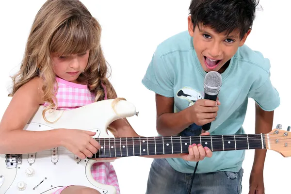 Barn sjunger och spelar musik — Stockfoto