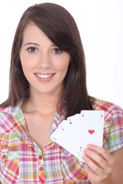 Menina mostrando cartas de jogar — Fotografia de Stock
