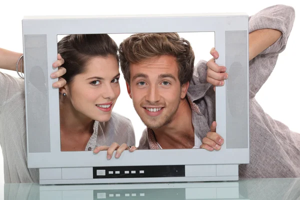 Casal em uma tela de televisão vazia — Fotografia de Stock