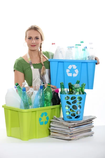 Ξανθιά γυναίκα ανακύκλωση — Φωτογραφία Αρχείου
