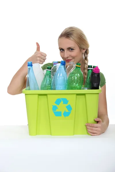Mujer promoviendo el reciclaje —  Fotos de Stock