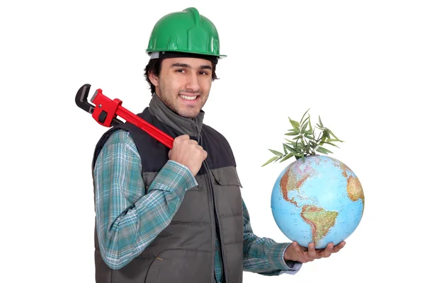 Loodgieter met een moersleutel en een globe — Stockfoto