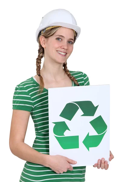 Artesanal segurando um rótulo de reciclagem — Fotografia de Stock