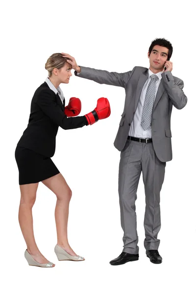 Geschäftsfrau boxt auf Geschäftsmann am Telefon — Stockfoto