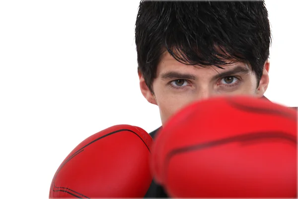 Boxer escondido atrás de suas luvas de boxe — Fotografia de Stock