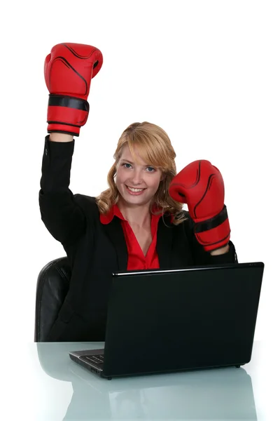 Γυναίκα, φορώντας γάντια του μποξ, ενώ καθόταν στο γραφείο — Φωτογραφία Αρχείου