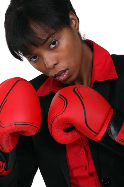 Eine schwarze Geschäftsfrau mit Boxhandschuhen. — Stockfoto