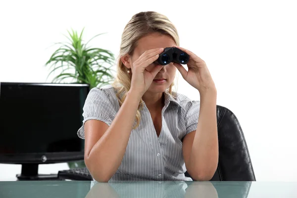 Trabajador de oficina mirando a través de prismáticos — Foto de Stock