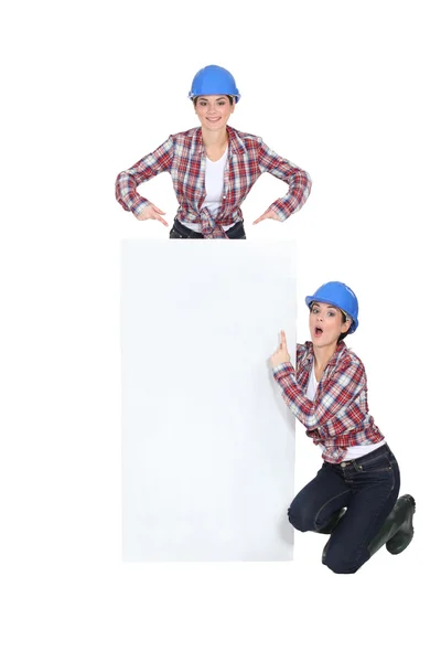Manual worker with a board left blank for your message — Stock Photo, Image