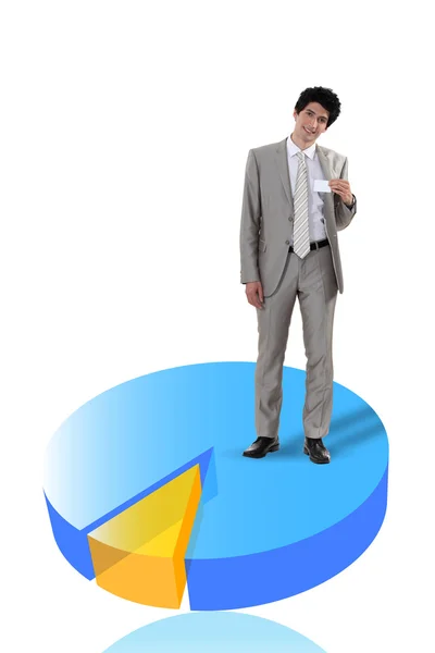 Бизнесмен, стоящий на 3D круговой диаграмме — стоковое фото