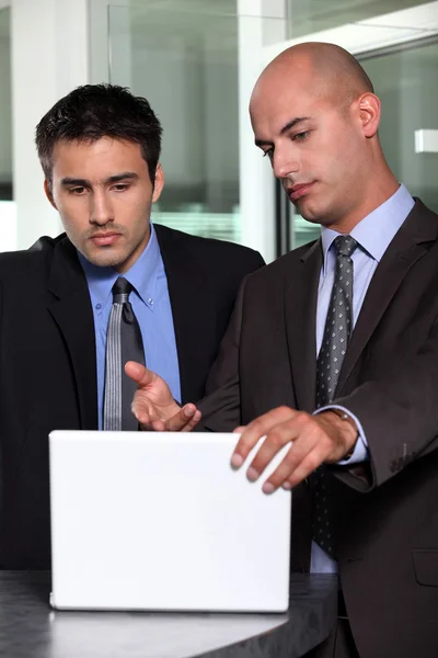 Businessman showing his associate a report — Stock Photo, Image