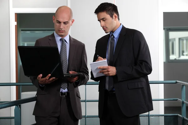 Two young businessmen working together — Stock Photo, Image