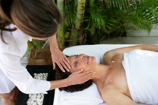 Donna godendo di un massaggio — Foto Stock
