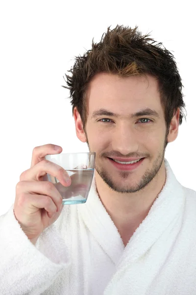 Genç adam bir bardak suyla — Stok fotoğraf