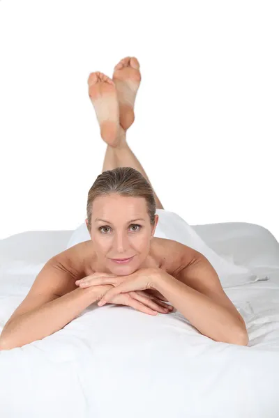 Vrouw liggend op het bed — Stockfoto