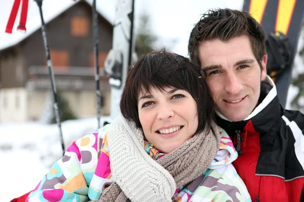 Paar tegenover een ski-cabine — Stockfoto