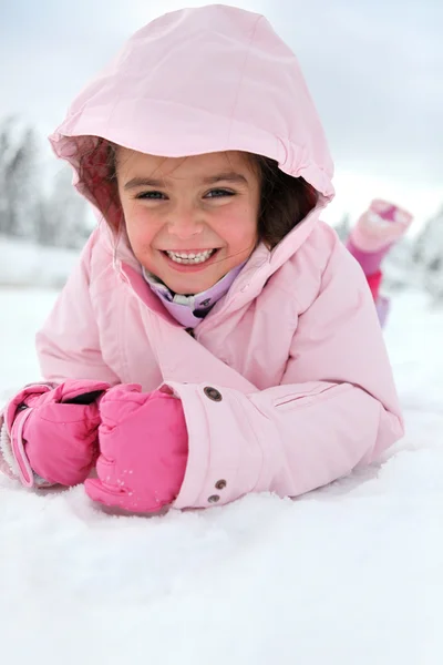 Mała dziewczynka bawiąca się w śniegu — Zdjęcie stockowe