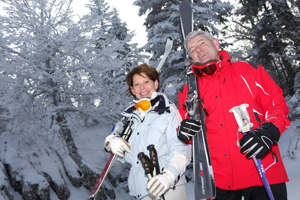 Paar beim Skifahren — Stockfoto