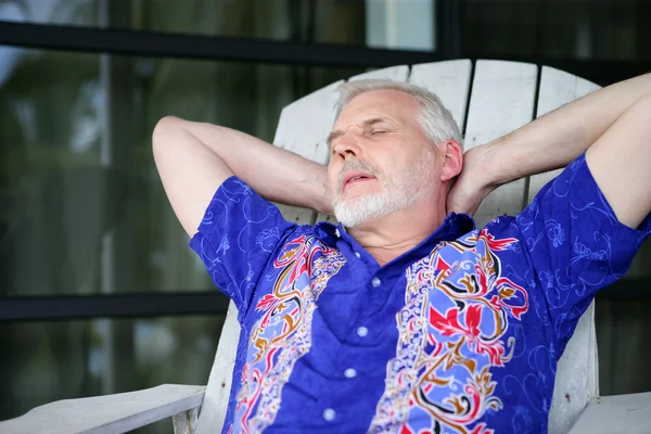 Senior relaxante no quintal — Fotografia de Stock