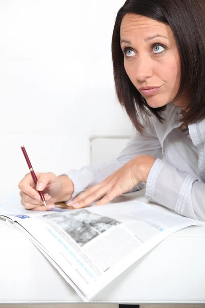 Mujer haciendo un crucigrama — Foto de Stock