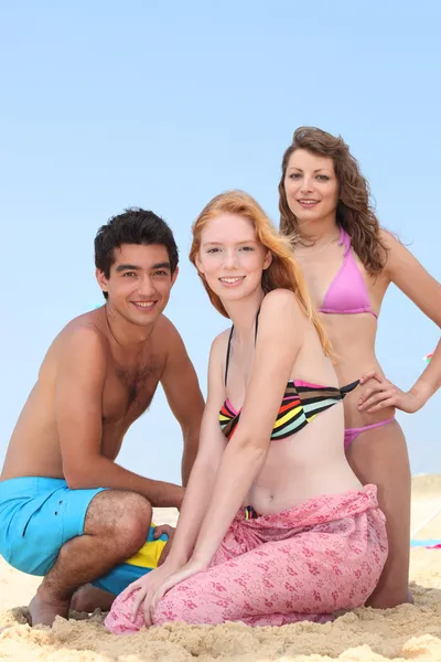 Три подростка на пляже — стоковое фото