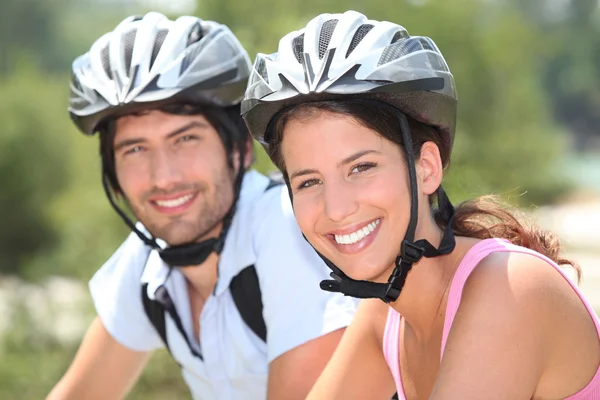 Casal com capacete de bicicleta — Fotografia de Stock