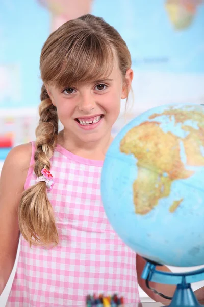Fille à l'école avec globe — Photo