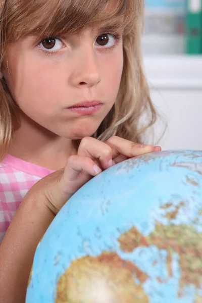 Flickan pekar på globe — Stockfoto