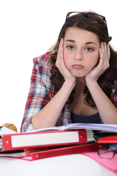 Étudiant ennuyé avec une pile de devoirs — Photo