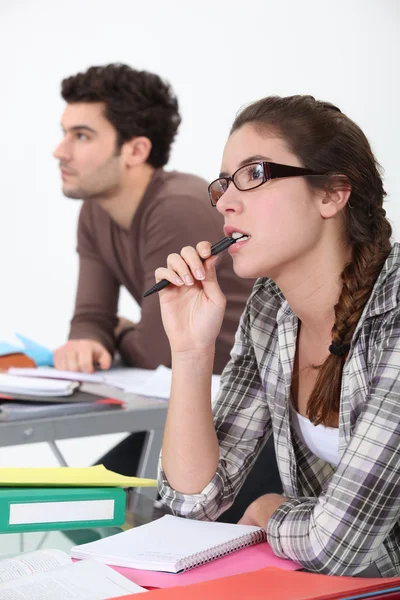 Dwóch studentów koncentrując się w klasie — Zdjęcie stockowe