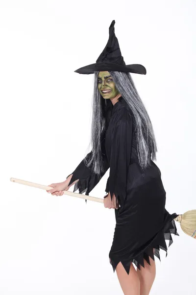 Vrouw gekleed in heks — Stockfoto