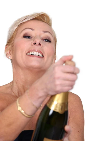Donna aprendo bottiglia di champagne — Foto Stock
