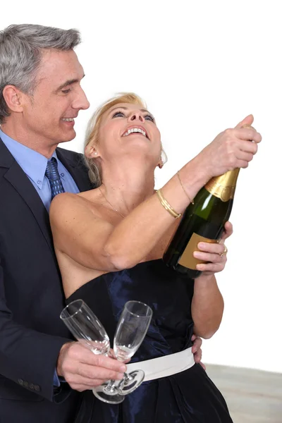 一对成熟的夫妇用香槟庆祝 — 图库照片