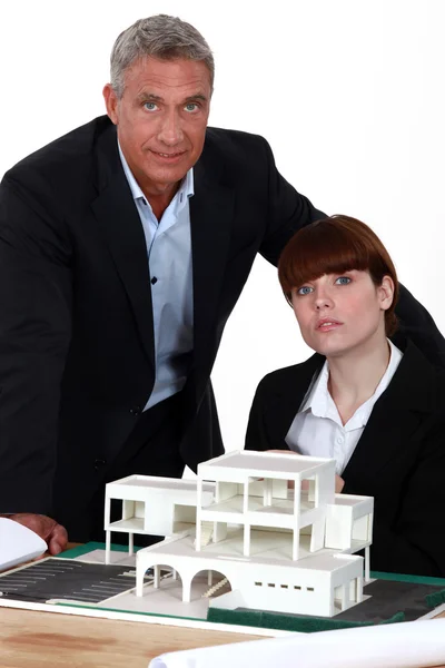 Arkitekter som poserar med en byggnad modell — Stockfoto