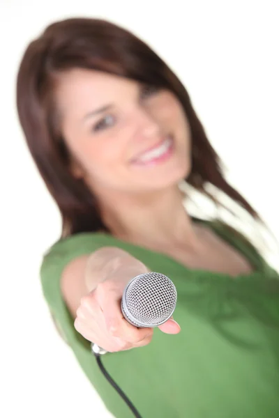 Kvinna med mikrofon — Stockfoto