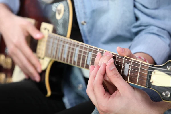 Zbliżenie: lekcje gry na gitarze — Zdjęcie stockowe