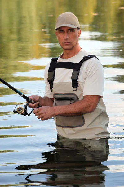 Muž rybaří v řece — Stock fotografie