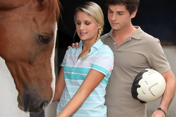 Подростки с лошадью — стоковое фото