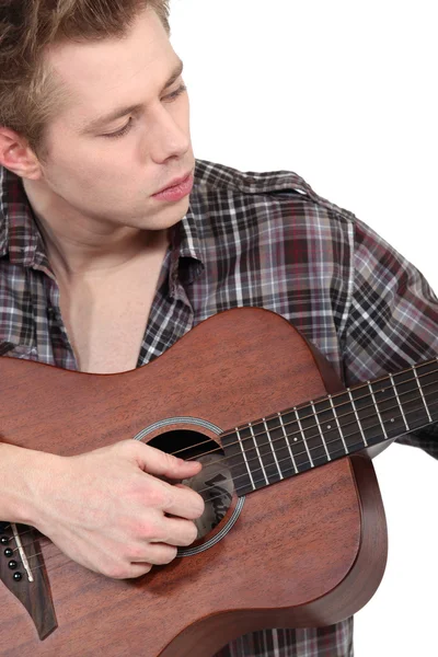 De man die gitaar speelt — Stockfoto
