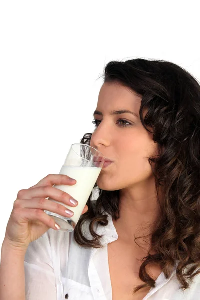 Mulher com copo de leite — Fotografia de Stock