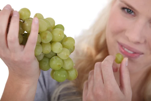 Frau isst Weintrauben — Stockfoto