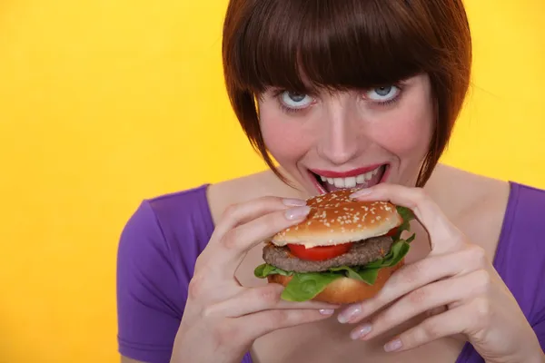 Femme manger hamburger — Photo