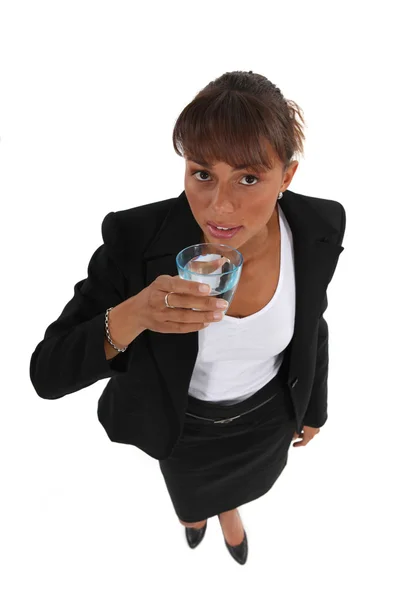 Affärskvinna med ett glas vatten — Stockfoto