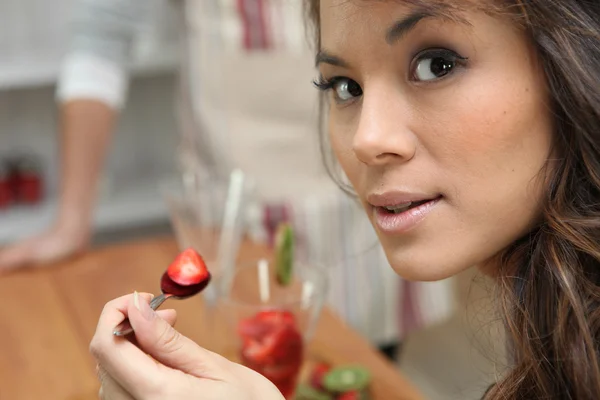 딸기를 먹는 여자 — 스톡 사진